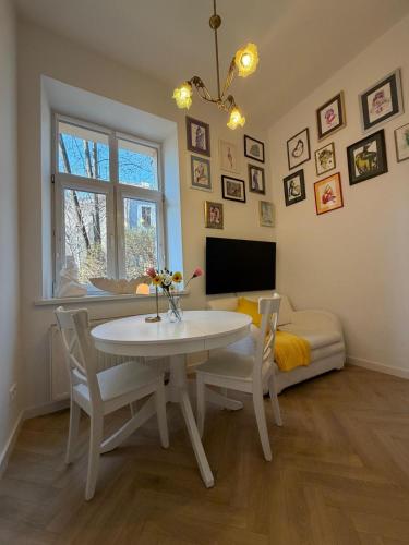 Maki Art Studio - A Night in an Art Gallery