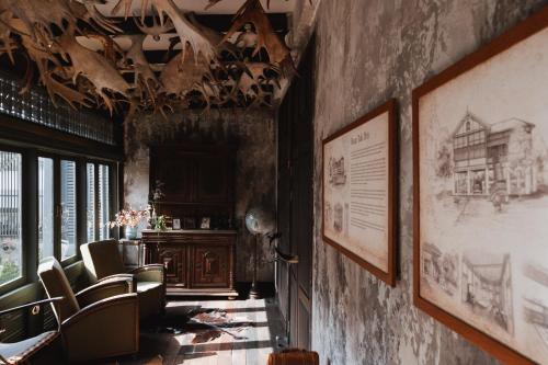 a room with a group of chairs and a table at Baan Tuk Din Hotel in Bangkok