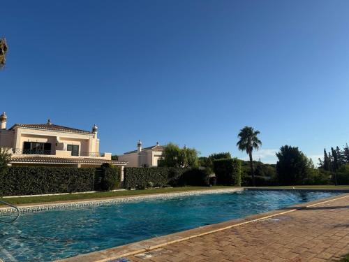 Villa Cypress Vilamoura, 3Bed Villa with Terrace and Pool Access