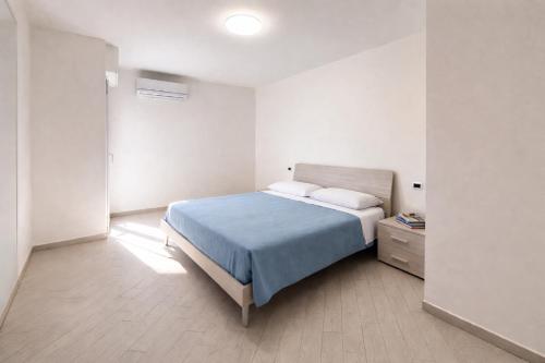 a bedroom with a bed with a blue bedspread at Casa Sveva al Cavo in Cavo