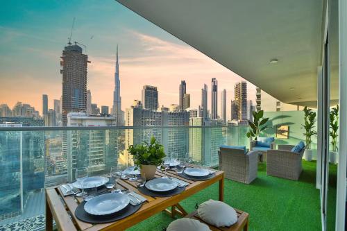 Large terrace Burj Khalifa view - 5m Dubai Mall