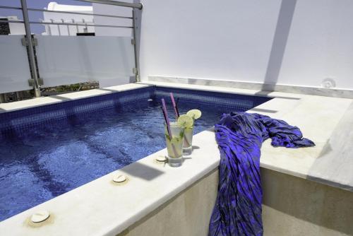 una piscina con una piscina azul en La Mer Deluxe Hotel & Spa, en Kamari