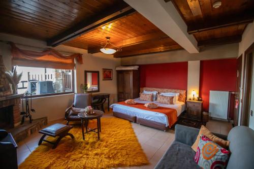 ein Schlafzimmer mit Bett und ein Wohnzimmer in der Unterkunft Pandion Luxury Boutique Hotel & Suites with Spa in Neochóri
