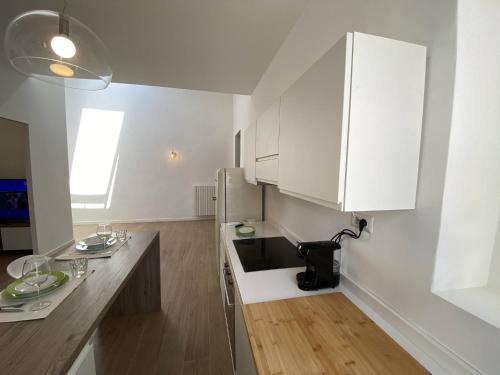 Elegant 2BR Apartment 2 Bathrooms Sleeps 6
