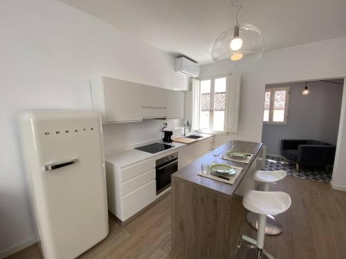 Elegant 2BR Apartment 2 Bathrooms Sleeps 6