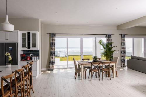 Køkken eller tekøkken på Beachfront Villa