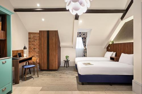 a hotel room with a bed and a desk at 91 Aparthotel Jesmond Road in Newcastle upon Tyne