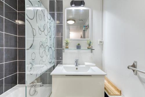 a white bathroom with a sink and a shower at Maison 7 personnes avec piscine proche de Disneyland Paris in Villiers-sur-Morin