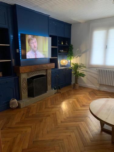 a living room with a tv and a fireplace at Casa Tía Maruja in Rianjo