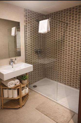 a bathroom with a sink and a shower at Gav Remedios 20 in Ronda