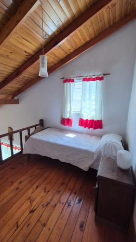 a bedroom with a bed and a window at La Mar in Mar de Ajó