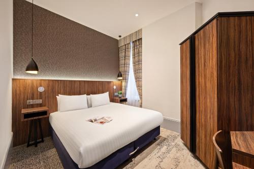 a hotel room with a bed and a desk at 91 Aparthotel Jesmond Road in Newcastle upon Tyne