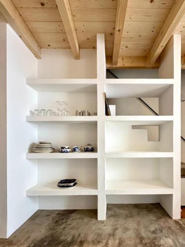 a room with white shelves and a wooden ceiling at Casa do Alva in Castelo de Vide