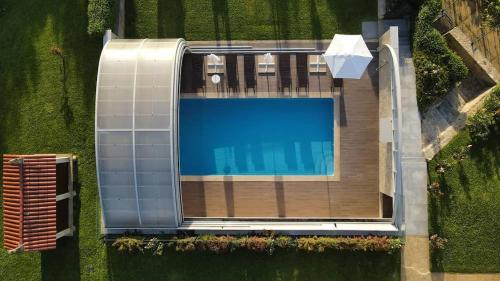 an overhead view of a swimming pool in a yard at Casa do Paraíso in Gemieira