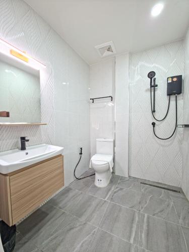 ein Badezimmer mit Toilette, Waschbecken und Dusche in der Unterkunft SANDB Hotel in Ko Phangan