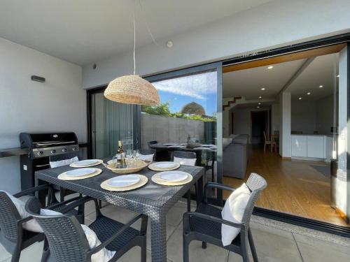 a dining room with a table and chairs at Casa das Branquinhas - Férias no Minho com piscina! in Ponte de Lima