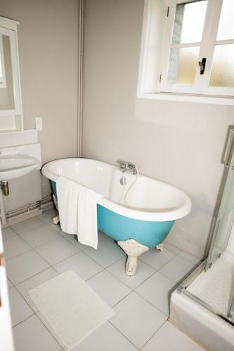a bathroom with a bath tub and a sink at Studio cosy au calme in Chillac