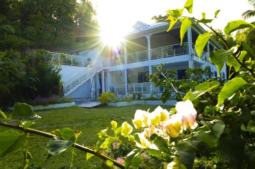 a white house with the sun shining on it at VILLA EDEN Gosier in Le Gosier