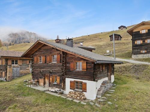 an old wooden house on top of a hill at Maiensäss Stafel 45 in Mutten