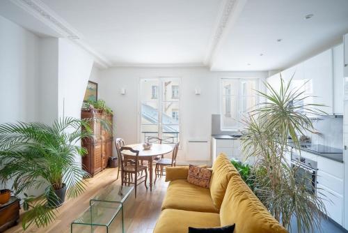 Typical Appartement Pigalle & Opera on foot Elevator