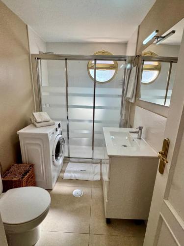 a bathroom with a washing machine and a toilet at Apartamentos Turísticos Yamasol in Fuengirola