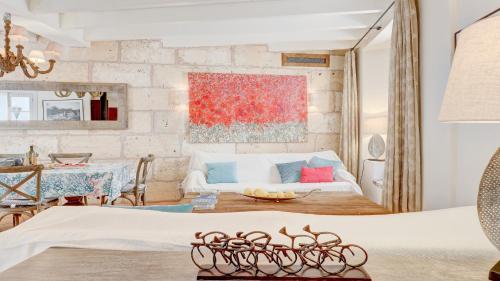 a living room with a bed and a table at Lleo Eleven in Pollença