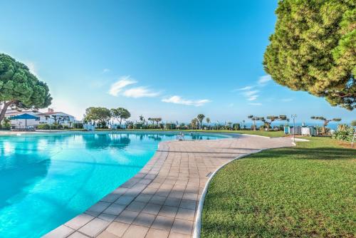 Apartment with Sea Views, Terrace & Pool, Nerja