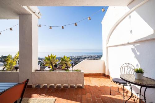 Apartment with Sea Views, Terrace & Pool, Nerja