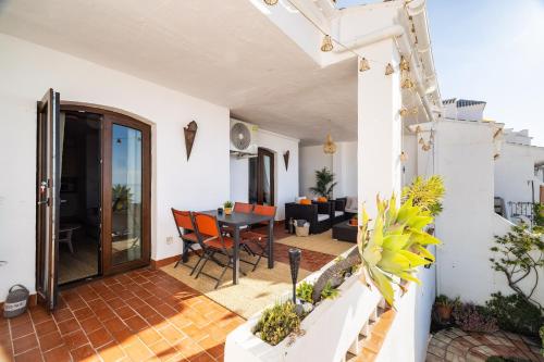 Apartment with Sea Views, Terrace & Pool, Nerja