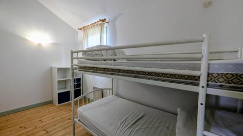 Basse roche tesisinde bir odada yatak veya yataklar
