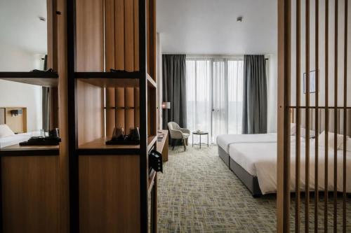 ein Hotelzimmer mit Bett und Schreibtisch in der Unterkunft B1 City Hotel Sofia in Sofia