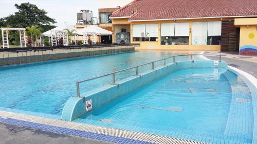 une grande piscine bleue dans un bâtiment dans l'établissement A Famosa Resort Melaka, à Malacca