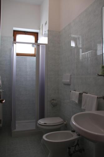 ein Badezimmer mit Toilette und Waschbecken in der Unterkunft Hotel 2 Mari - Vieste in Vieste