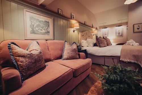 a living room with a couch and two beds at The Fountaine Inn in Linton