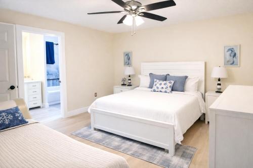a bedroom with two beds and a ceiling fan at E&A SouthWest Miami Cozy 2BR Apartment with Private Parking in Lindgren