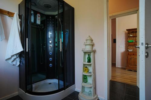 a glass shower in a room with a lighthouse at casa do campinho in Fundoais