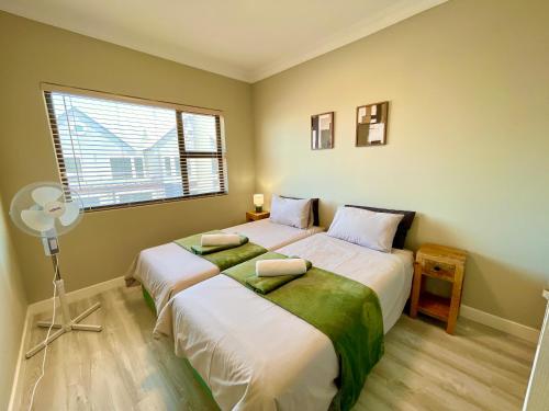 เตียงในห้องที่ Tern Crescent Townhouse