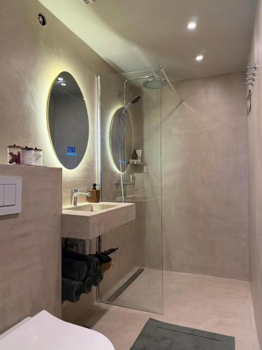 a bathroom with a sink and a shower at RobinStays - The Artisan Retreats, Doesburg in Doesburg