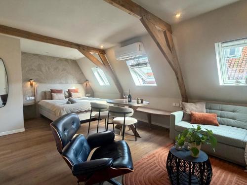a bedroom with a bed and a table and chairs at RobinStays - The Artisan Retreats, Doesburg in Doesburg