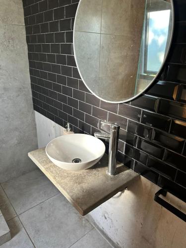 a bathroom with a sink and a mirror at Departamento y aire libre in General Pico