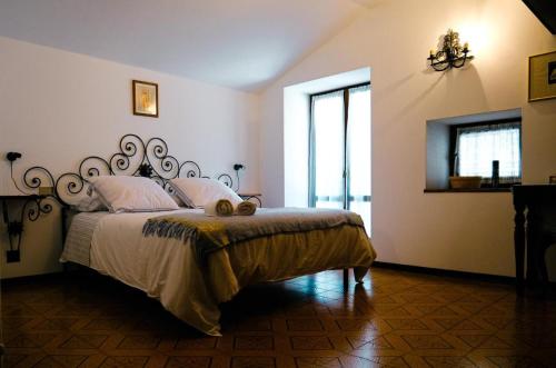 a bedroom with a large bed in a room at La casa dei Percy in Varenna