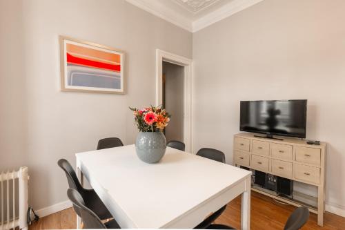 B1 Luminous Gem for 6 in BICA Neighborhood - LIS Downtown!