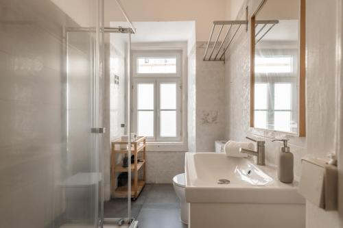 B1 Luminous Gem for 6 in BICA Neighborhood - LIS Downtown!