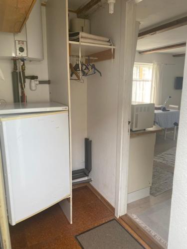 a room with a kitchen with a counter top at City gæstehus kerteminde in Kerteminde