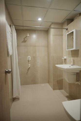 a bathroom with a shower and a sink at Shri Thakur Ji Niketan Near ISKCON Vrindavan in Vrindāvan