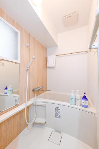 a bathroom with a shower and a sink at Home Stroy in Tokyo - 1970 Hotel- 江東区門前仲町 2min walk- 東京屋語 in Tokyo
