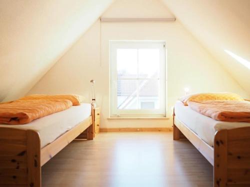 two beds in a room with a window at Stems-W4 in Prerow