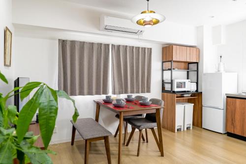 a small kitchen with a table and chairs in a room at Home Stroy in Tokyo - 1970 Hotel- 江東区門前仲町 2min walk- 東京屋語 in Tokyo