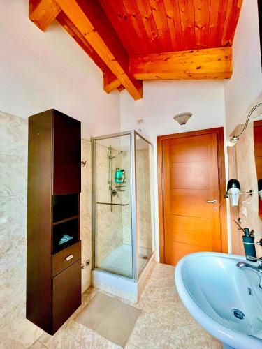 a bathroom with a tub and a glass shower at Raggio di Sole in Montesilvano