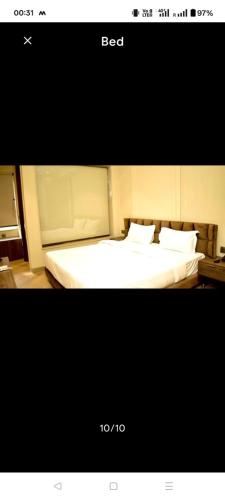 a picture of a hotel room with a bed at HotAlnovaiN in Agra